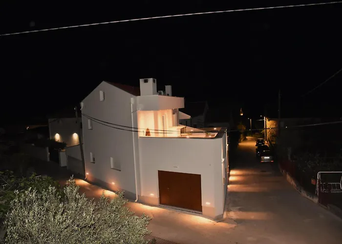 Vila Maksan - Sea View, Jacuzzi & Bbq Garden