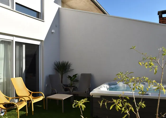 Vila Maksan - Sea View, Jacuzzi & Bbq Garden Pakoštane