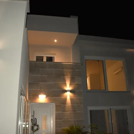 Villa Maksan - Sea View, Jacuzzi & Bbq Garden