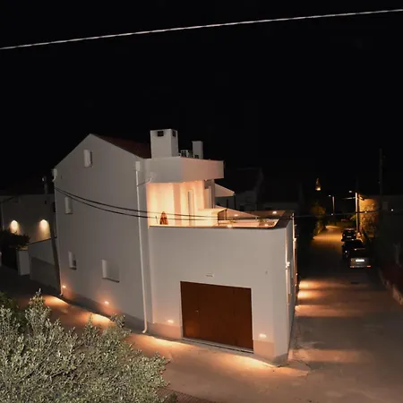 Villa Maksan - Sea View, Jacuzzi & Bbq Garden