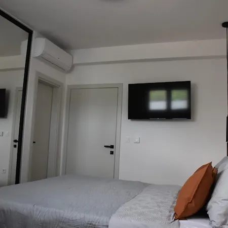 Villa Maksan - Sea View, Jacuzzi & Bbq Garden