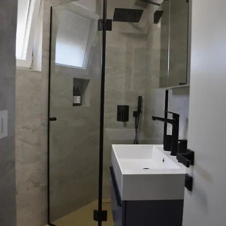 Villa Maksan - Sea View, Jacuzzi & Bbq Garden Pakoštane