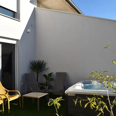 Villa Maksan - Sea View, Jacuzzi & Bbq Garden Pakoštane